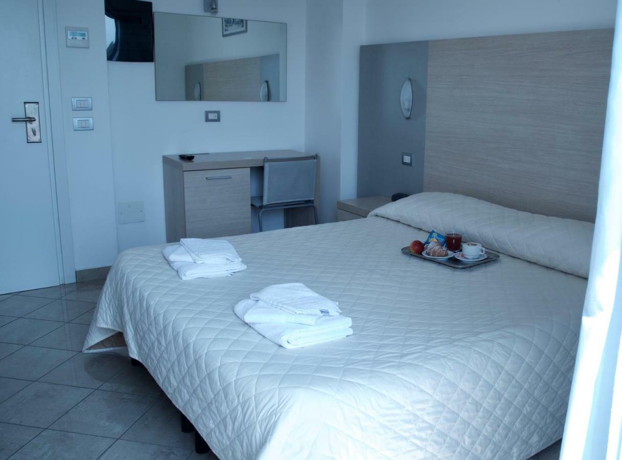 Hotel Etoile Rimini Buitenkant foto